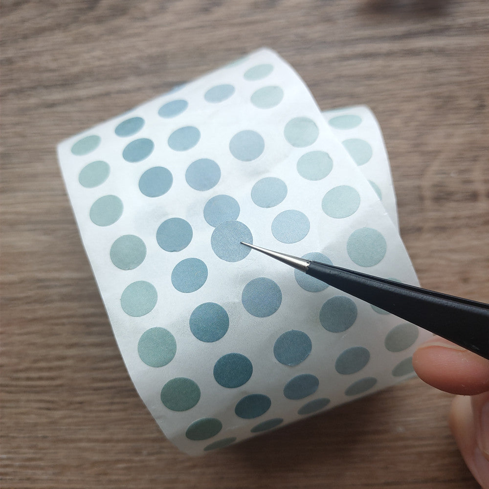 Schwarze Pinzette mit Aufklebern